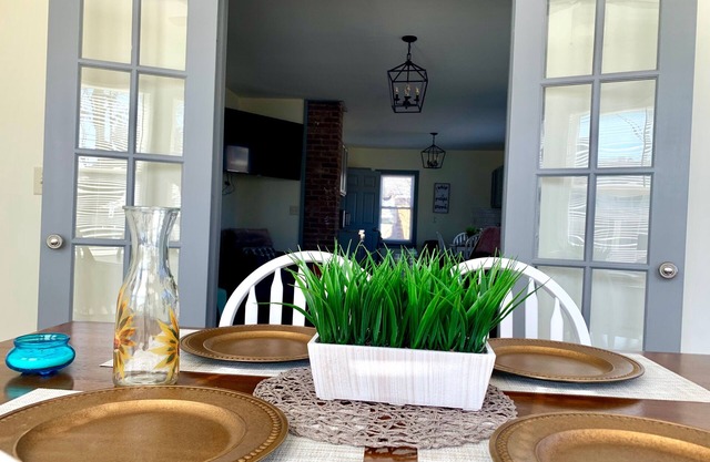 The Trotter Manor - With Private Yard & Parking, Near Falls & Casino by Niagara Hospital