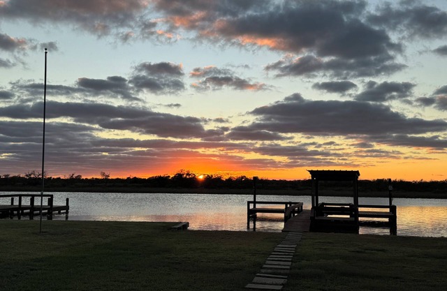 The Trusty Trout - 5 bedroom house w/lighted pier on Caney Creek in Sargent, TX