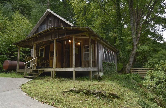 The Tulip Poplar Cabin - Perfect for Two People