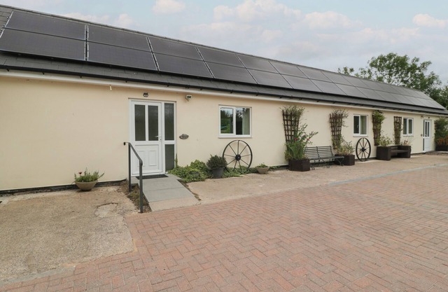 SWALLOWS NEST, pet friendly, with a garden in Welland