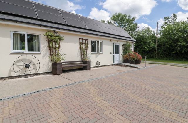 WAGTAIL, pet friendly, with a garden in Welland