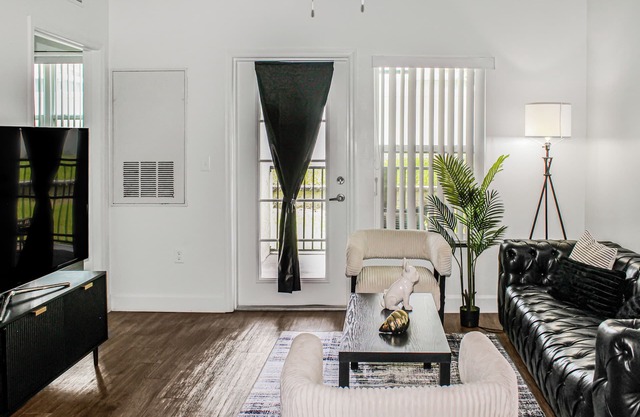 The Tuxedo 2BD Stay in Kissimmee with fitness room, Free WIFI, Free Parking