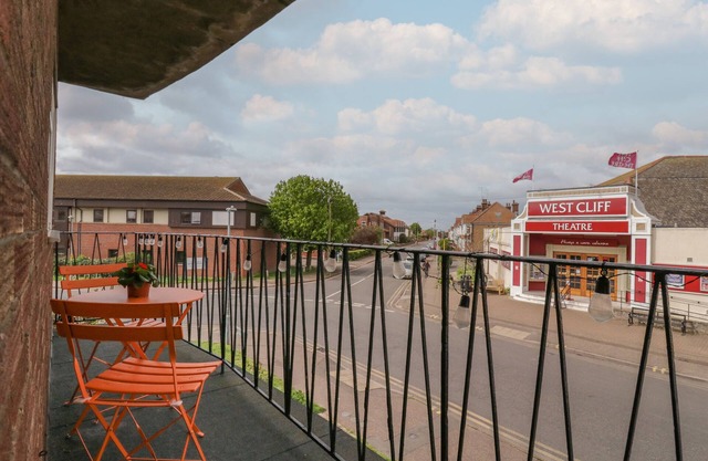 THE UPPER CIRCLE, pet friendly in Clacton-On-Sea