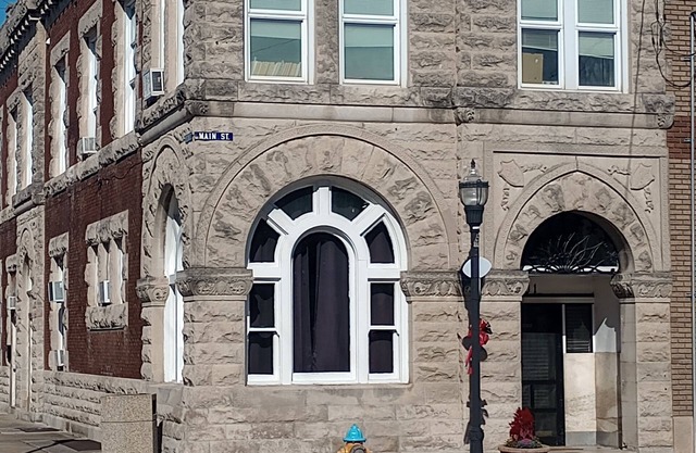 The Vault / Historical 1800s Bank 7min Off I-64. Downtown Main street