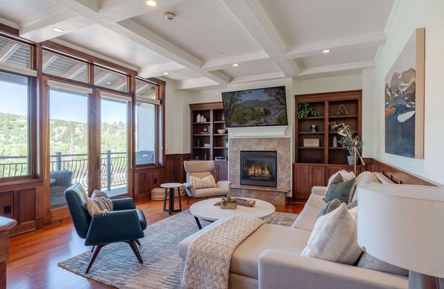 The Victoria Downtown | Walk To Shops & Dining | Pet Friendly