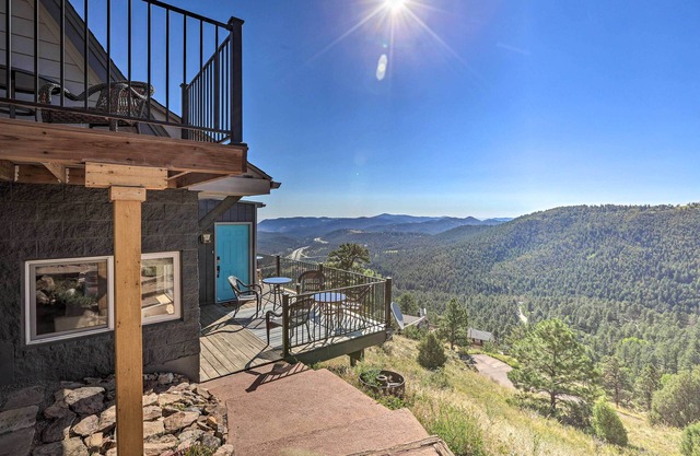 Mountain Retreat Near Lake, Red Rocks & Golden!