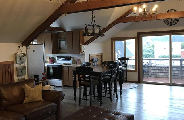 Le Village bungalo est un spacieux deuxième étage avec une chambre.