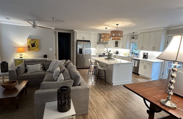 The Village Cottage - Walk to NC State, Village District, <10 min downtown!