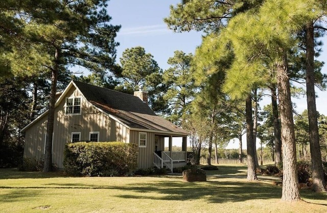 The Vine - Lovely "Lonestar Cottage" on Vineyard with Private Lake, Sleeps 6