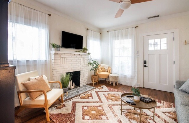 The Vinyl - Near UAB & DT - Full of charm and eclectic decor w/ front porch and fire table