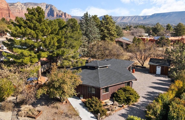 "THE VOC" an eclectic octagon house w a 360° lookout loft & RED ROCK views!
