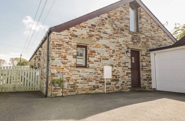 THE WAGON HOUSE, pet friendly, with open fire in Launceston