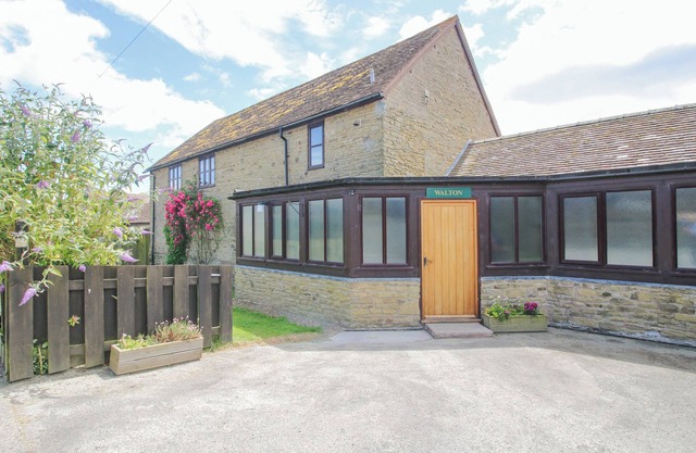 THE WALTON, family friendly, with pool in Craven Arms