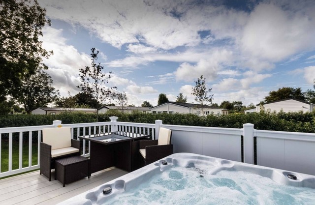 The Warren, holiday home with Private hot tub