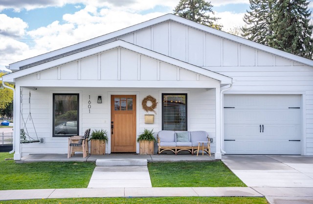 Whole house right in the center of Missoula! Kid friendly!