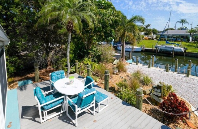 CANAL FRONT W/DOCK, Water View, Dock your Boat, Free WIFI Dog* (See Note)...