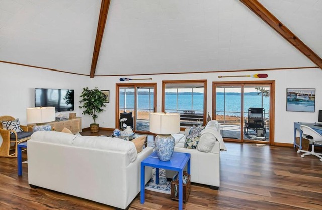The Waters Edge Sleeps 8