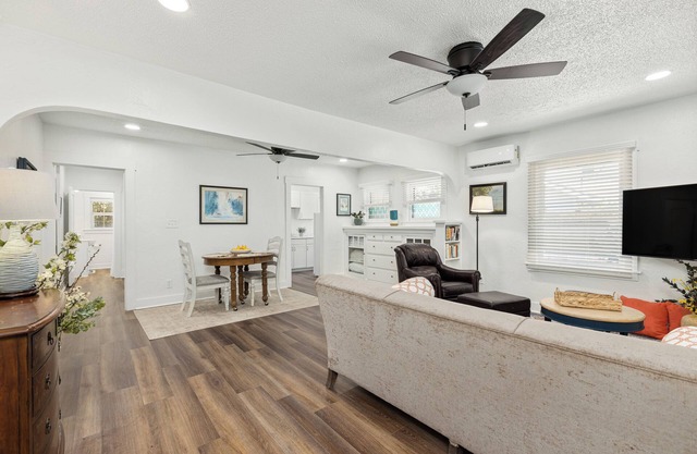 Beautiful one bedroom home perfect for traveling professionals, walking distance to Kaweah Health.