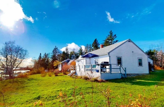 "THE WAY LIFE SHOULD BE" WATERFRONT OASIS / HARBOR VIEWS AND A SHARED DOCK.