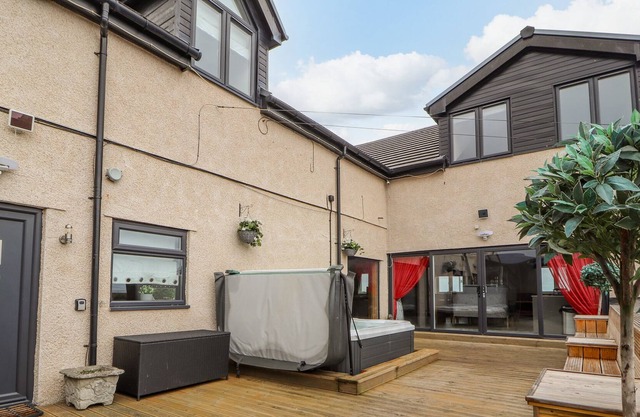 THE WENDOVER, family friendly, luxury holiday cottage in Towyn