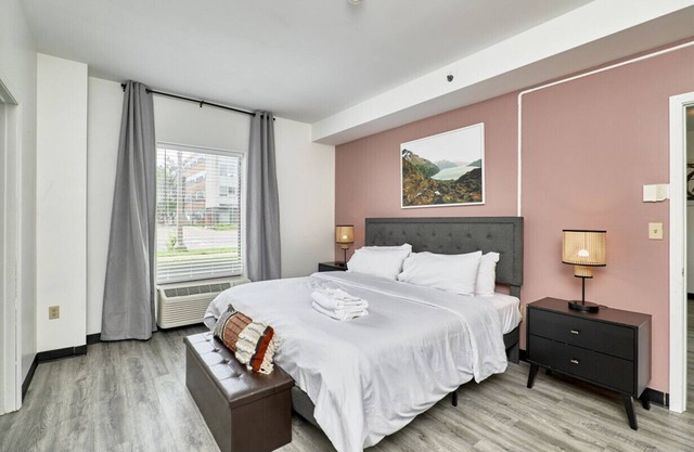 The West End - 1 Bd Master Suite
