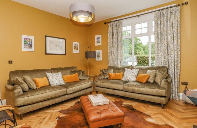 THE WHEATLEY, pet friendly, character holiday cottage in Ilkley