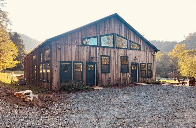 The Whee Farm Bro Haus: Farm Stay in the Smokies