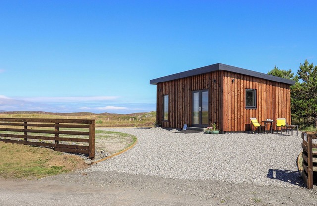 THE WHEELHOUSE, romantic, country holiday cottage in Balivanich