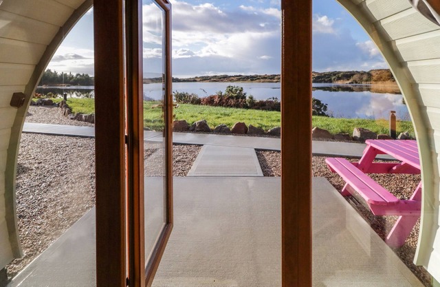 THE WHEELHOUSE POD NO. 8, romantic in Burtonport, County Donegal