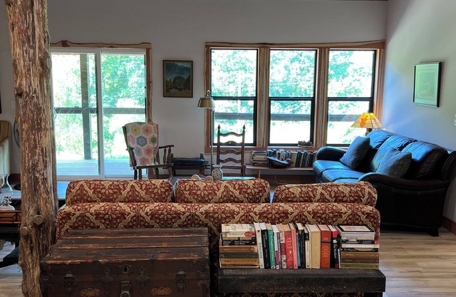The Whippoorwill Retreat Cabin – A Hillside Haven for Gatherings and Getaways