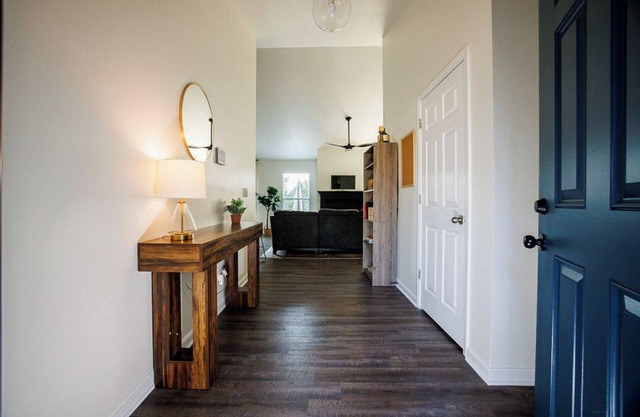 The Whiskey Hollow. 4BR, 2BA Louisville Retreat Designed for Extended Stays
