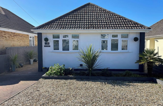THE WILLOWS, family friendly, with a garden in Preston