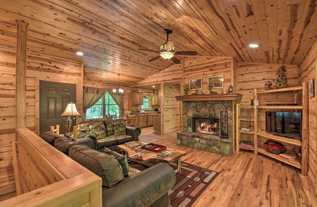 ‘The Wishing Well’ Cabin w/ Pool Table & Firepit!