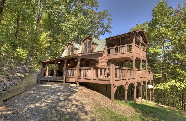 Le Wolf Den Cabin peut accueillir 6 personnes avec de belles terrasses, un bain à remous, une cheminée et une vue