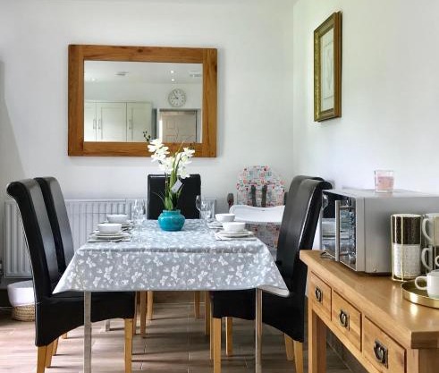 The Woodfarm Lodge - 3 Bedroom House with free Parking