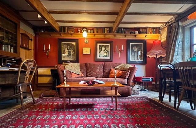 The Writers Cottage - Intriguing & Romantic