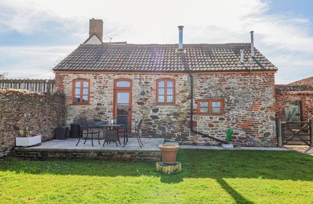 THE YARDE ANNEXE, pet friendly, character holiday cottage in Taunton
