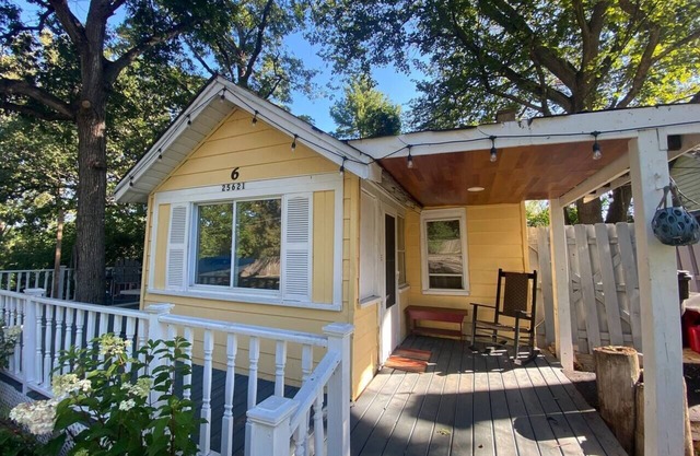 The Yellow Cottage @ Cottages on Petite Lake