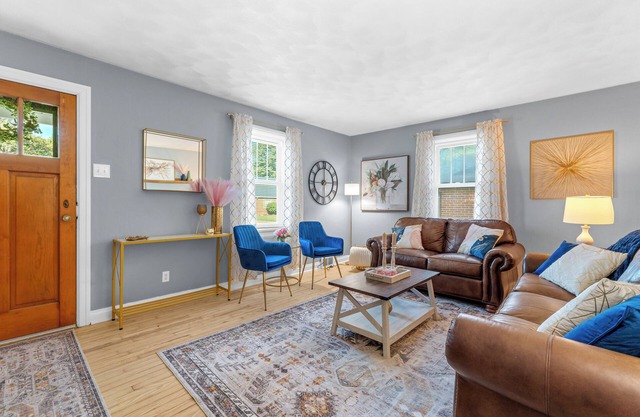 The Yellow Haus, 3 bedrooms, close to downtown Waterloo!