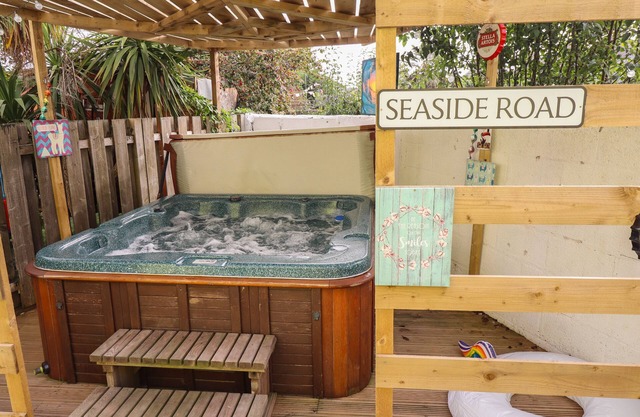 THE YELLOW HOUSE, pet friendly, with hot tub in Withernsea