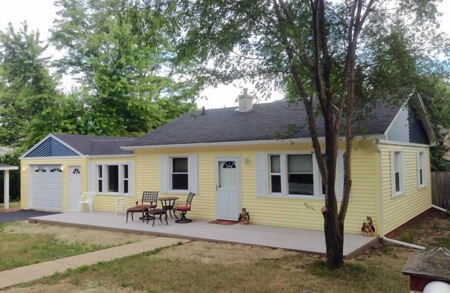The Yellow House Near the Shore Walking distance to Sheridan Beach,