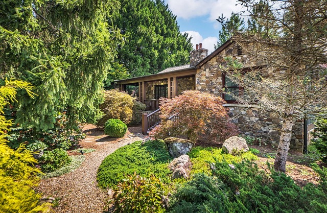 The Zen Den-Beautiful Home/Gardens/Walk to Downtown/Gas BBQ/Hot Tub/Fire Pit
