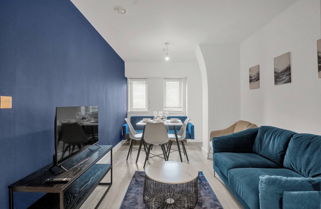 The Zenith Suite Sleeps 3 People. Discount for Weekly long-term stays! AirbnbUni