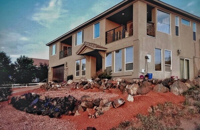 The Zion Home: 4-Private Bedrooms & Private Baths - Accommodates up to 10 Guest
