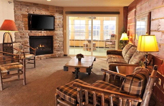 Theme Suite Mini Premier, Fireplace, Stoney Creek Onalaska | 2 Units