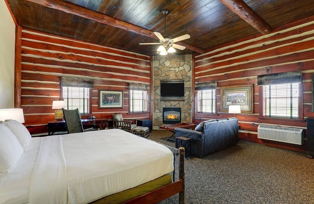 Theme Suite w/ Whirlpool, Living Area & Fireplace! Stoney Creek, Pool