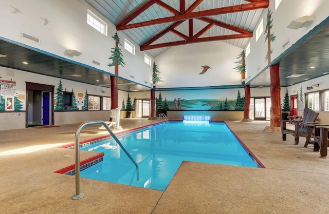 Themed Suite w/ Whirlpool & Fireplace! Stoney Creek Columbia | 3 Units