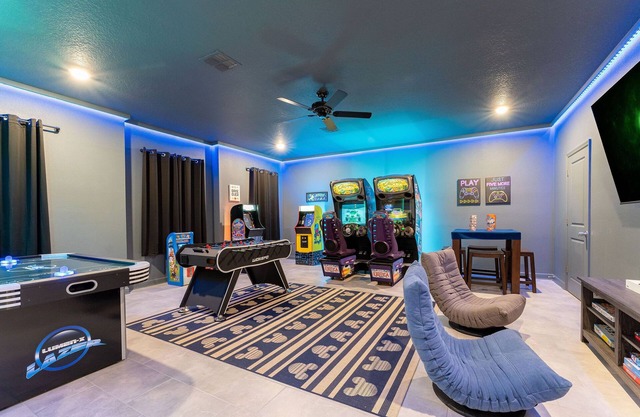 Themed Villa Heated Private Pool/Spa-Waterfront-Game Room near Disney/Universal