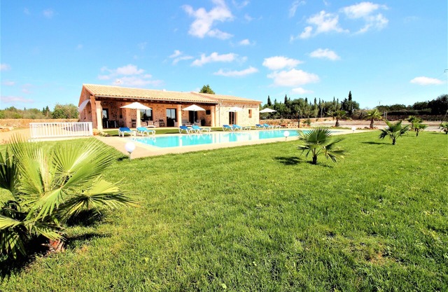Ce sont Pieres Nou. finca rustique moderne avec terrain de volley et piscine de 15m