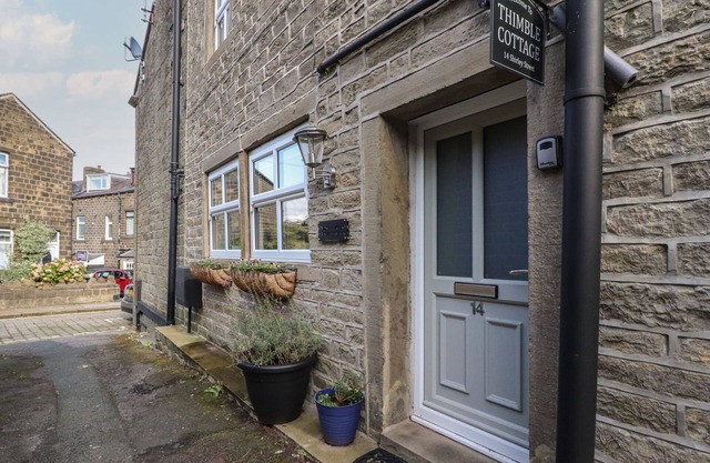 THIMBLE COTTAGE, pet friendly, with a garden in Haworth